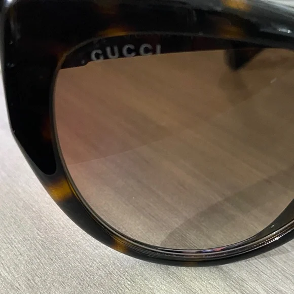 Gucci Brown Tortoise Sunglasses EUC display picture 3